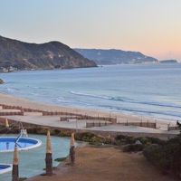 宿の前の白浜海岸の夜明け