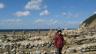 東シナ海を望む海岸に五輪塔などが数十基林立