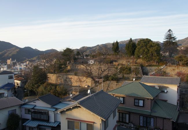 山の斜面に砦のように突き出た形