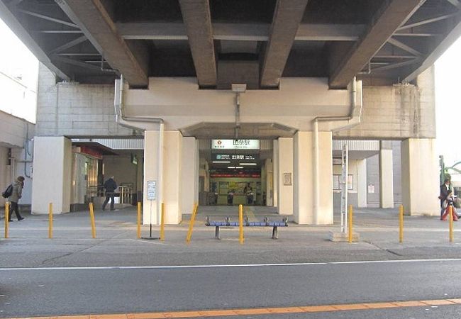 ガード下が「田奈駅」。田園都市線で最もシンプルな駅です。