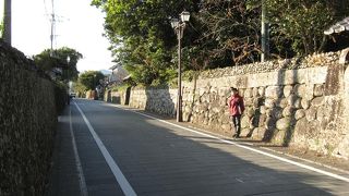 石塀の上に武器になる“こぼれ石”がある