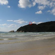 高浜海水浴場から見た魚藍観音様(赤丸印の中)