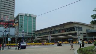 これでも仮駅舎？？？　随分立派な・・・・