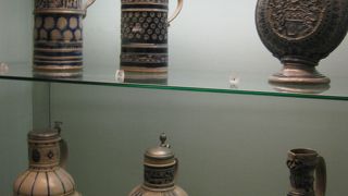 様々な年代の陶器の展示