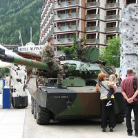 隣の広場でフランス軍がイベントしていました