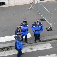 ホテルの窓から、エリーゼ宮を警備する警察官