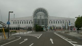 未来感のある駅舎