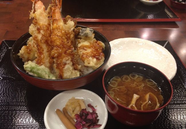 お食事処の天丼。エビがデカイ