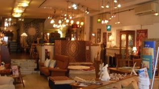 赤い大きな椅子が目印