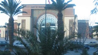 近代的なマラケシュの出入り口