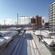 駅前に倉庫がある