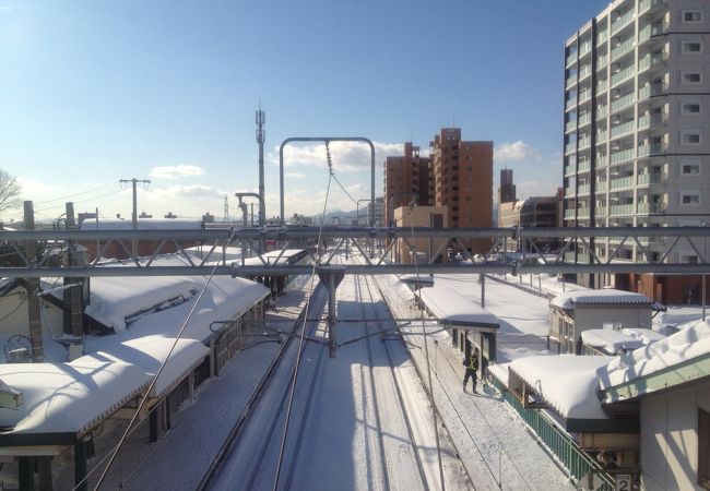 駅前に倉庫がある