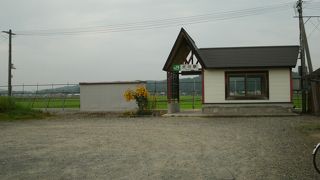 三角屋根のかわいい駅舎です