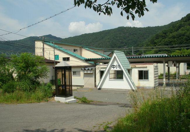 三角の駅舎