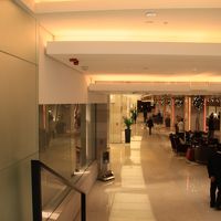 地下にあるような感じのロビー、あまり広く無い