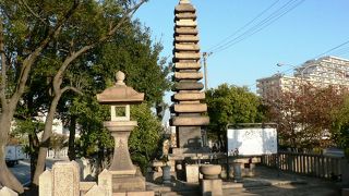 神戸港の基礎を築いたことへの神戸の人たちの感謝の気持ち、清盛塚十三重の塔