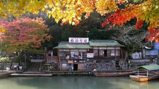 紅葉シーズンの川下り