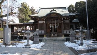 神鳥前川神社は氏子の協力で1988年現在の社殿が完成しました。境内には富士仙元社があります。