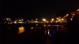 手軽に楽しめる鴨川の床