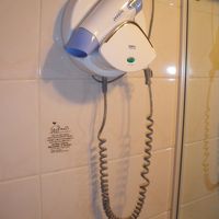うれしいことに、ドライヤーが備えてありました。