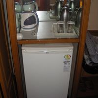 冷蔵庫に中には、各種飲み物が。ミネラルウォーターも、有料。