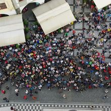 からくり時計を見る人たち