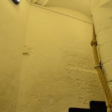 すれ違いできない狭い螺旋階段を上っていきます。