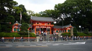 鮮やかな朱色の西楼門の色が目を引く