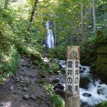 小ぶりな滝が趣あり