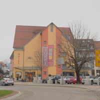 駅から100ｍもあるけばホテルが見えてきます。