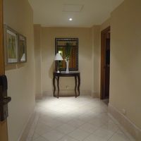 左にベッドルームとリビング、右にもベッドルーム