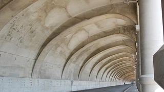 蒸気機関車の動輪が展示