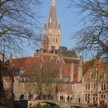 尖塔、白鳥、橋、赤レンガの建物など中世都市のイメージ通り