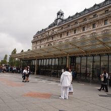 この行列を避けるにはパリミュージアムパスの入手か早起きです。