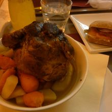 駅構内のフードコートにて。ポトフとサーモンサンド。