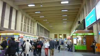 構内にはカフェやショップが充実。