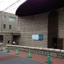 主張でなく一段下げることで同化しています