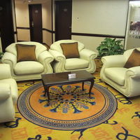 部屋のあった階のエレベータ前にあったソファ。