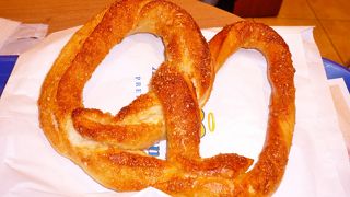 JR大阪駅のエキマルシェにあり　もちもちのプレッツェル