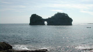 二つの岩と丸い穴