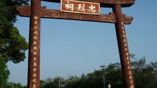 ここには大きな赤い鳥居が残ってます。