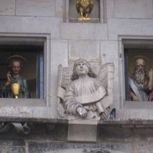 鐘の音とともにくるくると像が中で回転しています