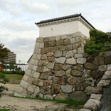 城跡に石垣や土塀が模擬復元された尼崎城址公園