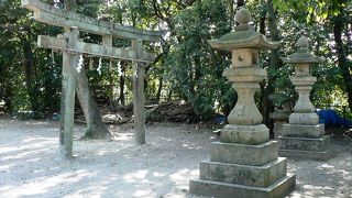 鎮守の森の様相を残している寝屋神社