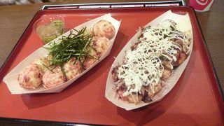 たこ焼きの周りに天かすが付いてる。