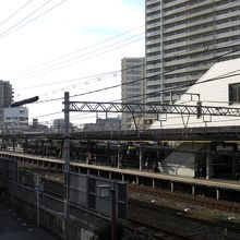 駅ホーム　北口（京都よりにエレベーター、エスカレーター）