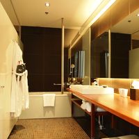 ツインルームのバスルーム。仕切りのみ、扉なしです