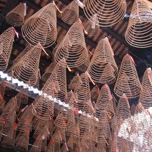 無数のお線香から煙が立ち込めます