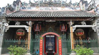 一日中お線香の煙が絶えない寺院