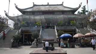 黄金色に輝く仏様が見事